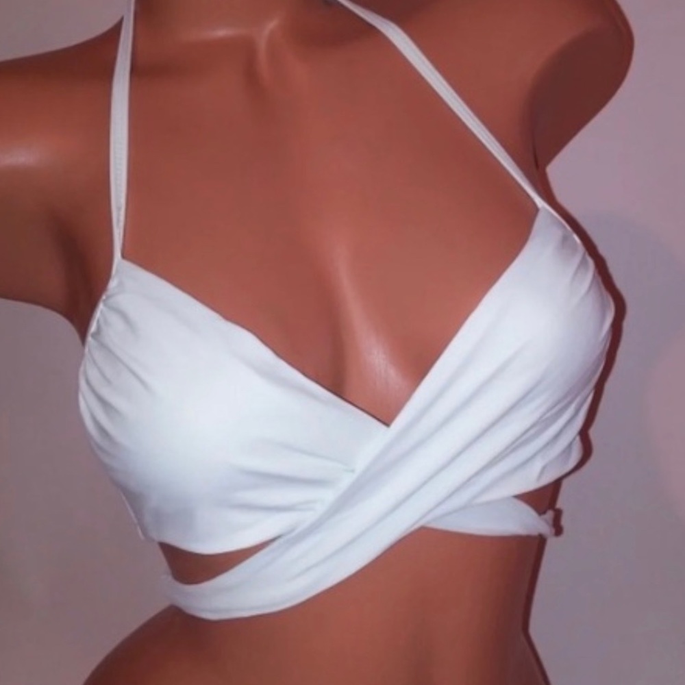 Victoria’s Secret bombshell bikini top